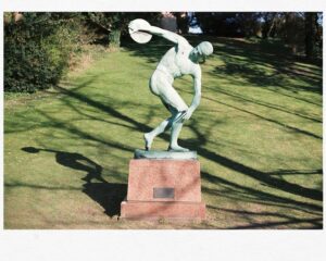 a statue of a man throwing a disc